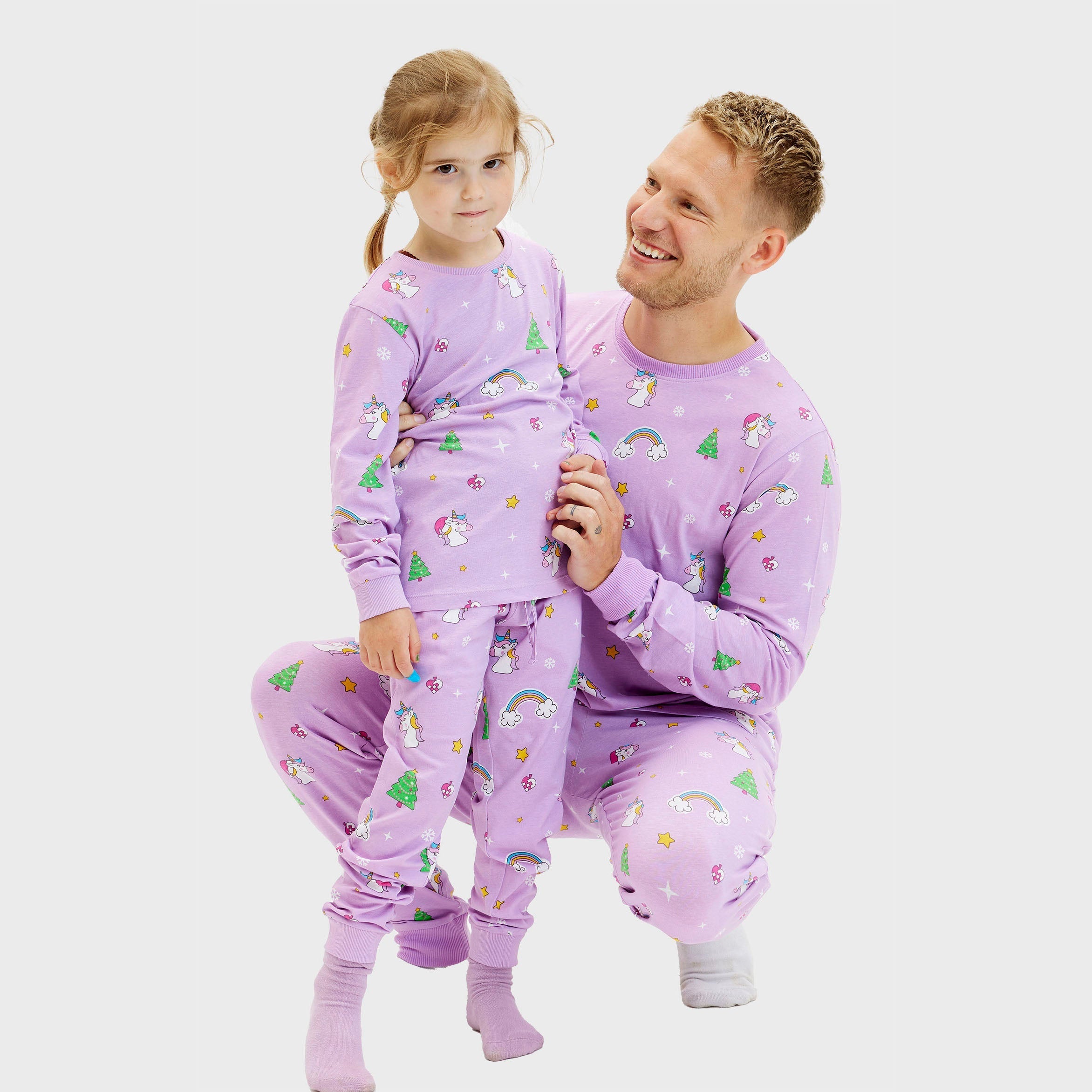 Lavendelfarbener Einhorn-Weihnachtspyjama für Kinder und Herren mit bunten Weihnachtsmotiven.